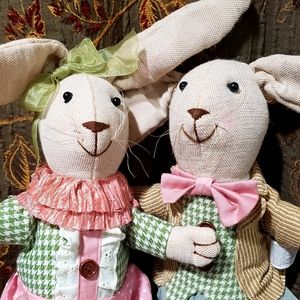 Set of English Country collectable bunnies. Cute for easter ! 🐣